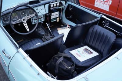 ダットサン1500 スポーツロードスター：アメリカから里帰りしたダットサン1500 スポーツロードスター。横向きに配置されているオリジナルのリアシート