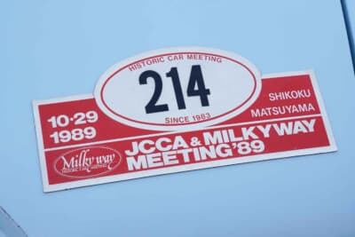 ダットサン1500 スポーツロードスター：亮人さんが10歳の時に、父の弘章さんのミニで家族と共に参加した、まだラリーではなく展示イベントだった頃の“ミルキーウェイ”のステッカーがトランクリッドに貼られていた