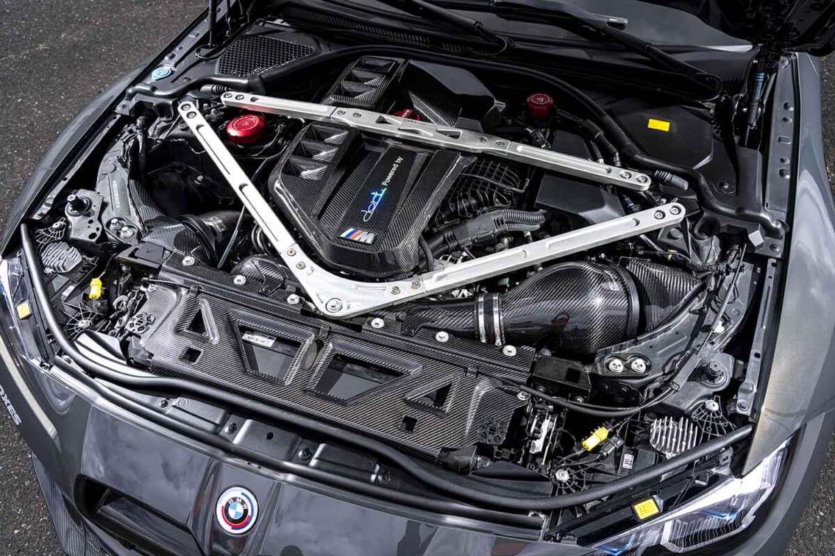 BMW M4 produced by dort：カーボンパーツ満載のエンジンルーム。本体はノーマルで、シュニッツアーのパフォーマンスアップグレードECUで90psアップ