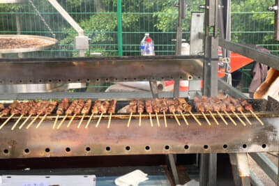 ベルギーで焼き鳥発見⁉︎ イベントエリアでビールと焼き鳥をおいしそうに頬張るファンが羨ましかった～