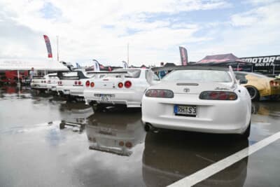 R32〜34スカイラインに混じって並ぶ80スープラ