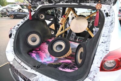 日本でも一時期流行った音圧系オーディオチューンでしょうか。それよりも車内ロールゲージと竹傘の組み合わせにほんわか