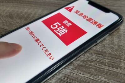 運転中は比較的地震の揺れに気が付きにくい。そのため、スマートフォンの緊急地震速報などで気づくケースが多い