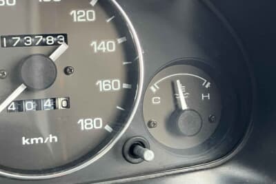 走行風が十分ラジエターに当たっているときは水温計に異常が見られないため、故障に気がつきにくい