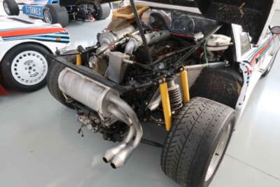 ランチア ラリー:リアサスペンションはシングル・スプリングとツイン・ダンパーで吊った ストラット式