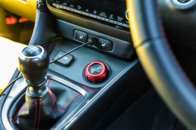 トヨタ GRヤリス:インテリアもさりげなくおしゃれに。4WDモードセレクストスイッチリングを装着している