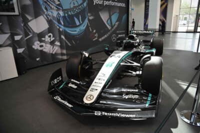 メルセデスAMGのブースではF1マシンを展示