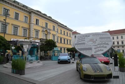 オープンスペースに設えられたポルシェのブランドスタンドでは、屋根と一体化した巨大なポルシェクレストが見所でした