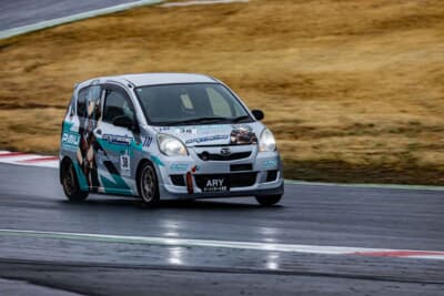 ダイハツ ミラ：2025年の開幕戦は2クラスで8位。カラーリングが完成したことでモチベーションも上がったはずだ。残る3戦の走りにも注目したい