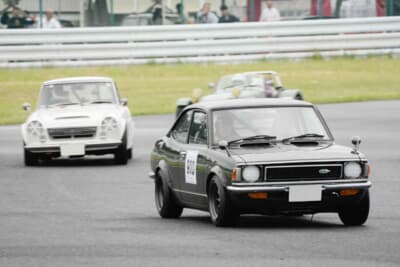 トヨタ カローラレビン:雨のフォレストレースウェイを走るTさんの珍しい前期型TE27レビン。続くフェアレディ2000は友人のSさんだ