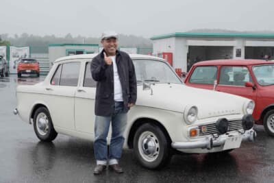 ヒルマン ミンクス シリーズⅤとオーナーの近藤聡さん。ナンバーのすべてをお見せできないのは残念だが、伊藤忠自動車輸入車部時代1964年に輸入され、伊藤忠オートが発足した1965年に付けられた「茨5」という旧いナンバーを維持している