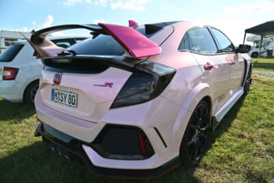 ボディカラーがピンクの女性オーナーのホンダ・シビック・タイプR