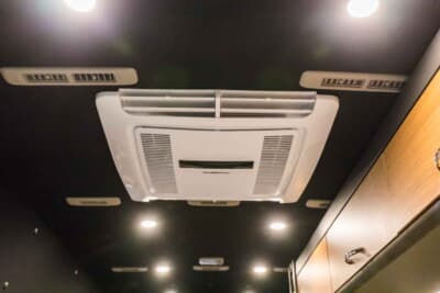 日産 キャラバン:オプションのソーラーバッテリーと組み合わせることで、ルーフエアコンも快適に駆動できる