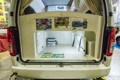 トヨタ ハイエース：後部ベッドの高さを1mほどとすることで、その下を巨大な収納スペースとしている