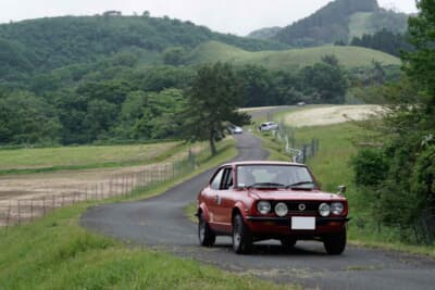 トヨタ カローラ レビン：コッパディ京都、碇高原を走行する國江さん組