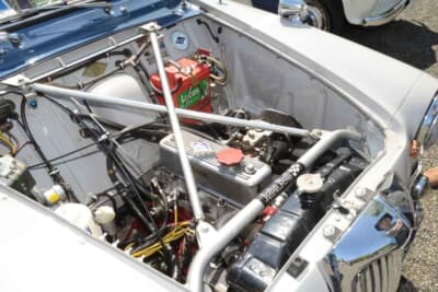 ライレー 1.5:エンジンルームにも剛性アップのための補強バーが張り巡らされる