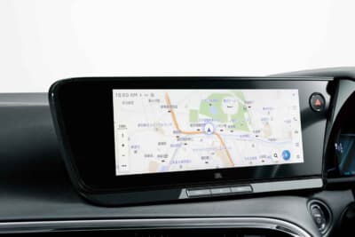 トヨタのT-Connectやナビゲーションシステムの一部であり、GPSとインターネットを活用し、車両位置に応じた記念日情報や観光地データを表示する仕組みだ