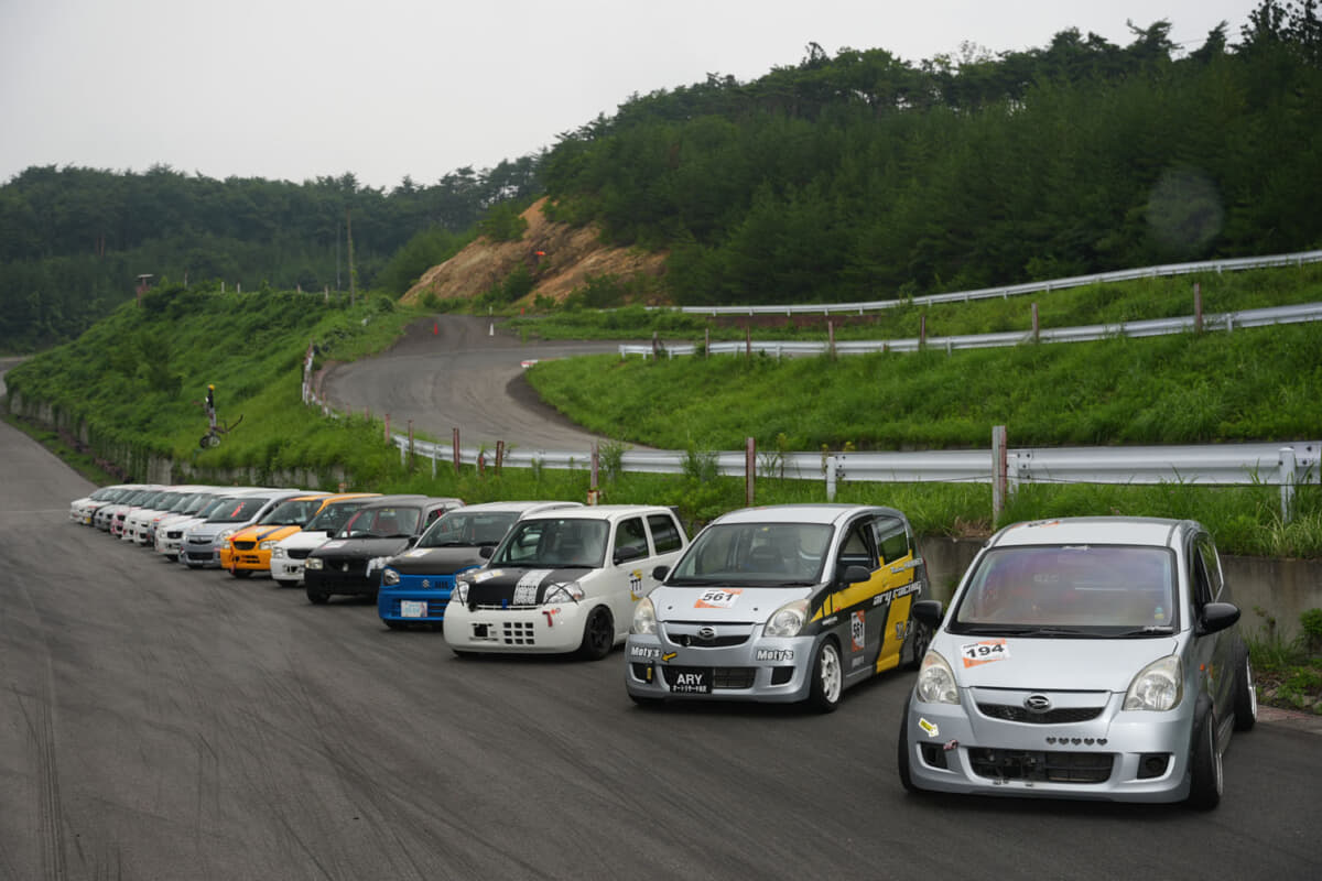 真夏の東北660耐久レースは決勝を走った全チームが無事に完走した。回を重ねるごとにドライバーの暑さ対策も本格的になっていく