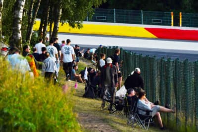 お気に入りのコーナーでレースを楽しむ観客のみなさん