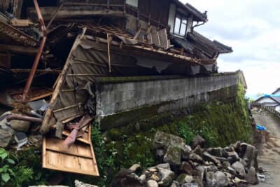 慌てて車外に出ると、落下物などの被害に遭うこともあるため、まずは深呼吸して落ち着くことが肝心だ