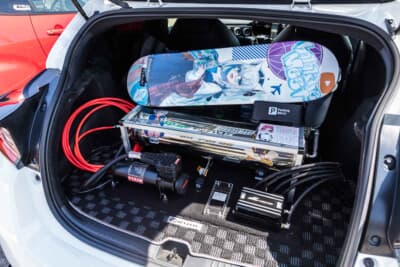 トヨタ GRヤリス：ラッゲッジスペースにエアコンプレッサーやエアタンク、コントロールバルブなど、エアサス作動に必要なユニットがまとめて設置されていた