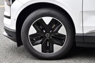 EX30 Plus Single Motor:タイヤサイズは225/55R18