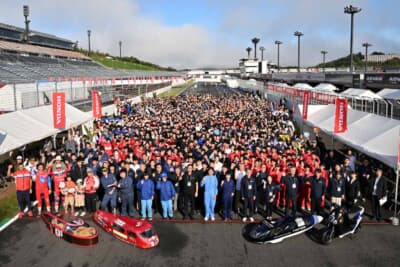 前日の練習走行は大雨のため中止となったものの、大会当日は好天に恵まれ、全クラスの車両が無事に出走