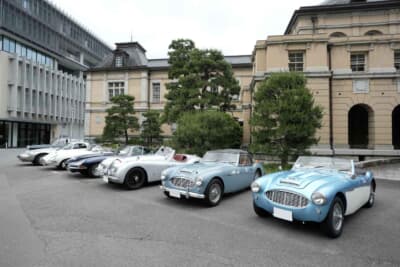 京都府庁旧本館前に集まった「コッパディ京都 2025」へ参加する約70台のクラシックカー