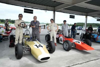 アレクシスMk14 フォーミュラ フォード:フェスティバル オブ サイドウェイ トロフィーで行われたヒストリックフォーミュラカップ。サポートの仲間とおどける土井敬一さん。隣はロータス69で参戦しているモータージャーナリストの藤原彦雄氏