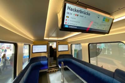 2028年に導入予定の新型Sバーンの車内。椅子の配置が独特ですが、立って乗ることを想定していないような気もしますね