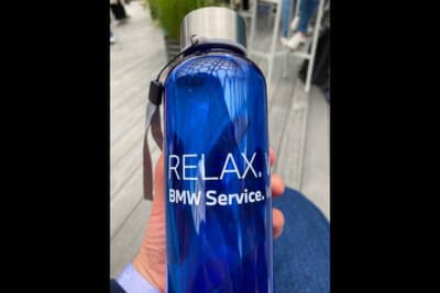 BMWではウォーターボトルを来場者に無料で配布。この小さいサイズが助かりますね