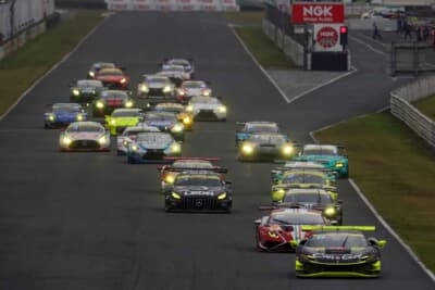 レース序盤、トップ3の順位に変化はなかった