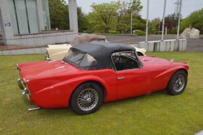 ディムラー SP250：ディムラー初の本格的スポーツカーにして、最後の自社オリジナル設計のクルマとして知られている