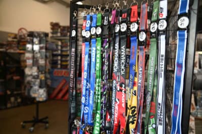 BRIDEやADVANに混じって藤原とうふ店（本物？）までロゴ入りのストラップが並びます