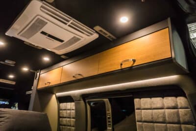 日産 キャラバン:木目とブラックを基調とした家具類が設置された豪華絢爛な車内