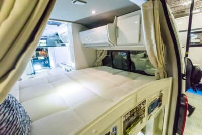 トヨタ ハイエース：フロントのソファ部分も縦展開するベッドスペースとなり、合計で3名が就寝可能だ