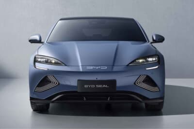 BYD SEAL:ボンネットに刻まれた2本のプレスラインが独特のルックスを作り上げている