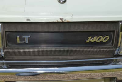 トヨタ セリカ 1400LT:リアガーニッシュにはLTと1400のエンブレムが備わってる