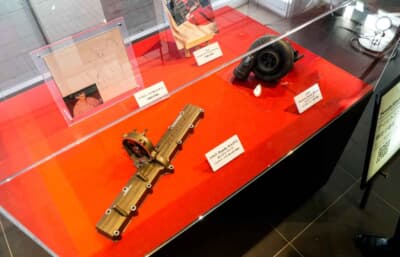 鈴鹿PA:展示にはアイルトン・セナ選手のサインやホンダRA272のエンジンパーツなども展示されている