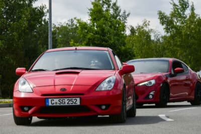 7代目セリカと86の2000年代のトヨタスポーツモデルの隊列