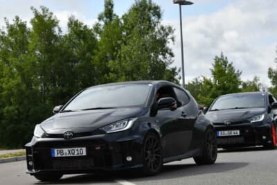 こちらではヤリス軍団が整然と隊列を組んで帰路を進みます