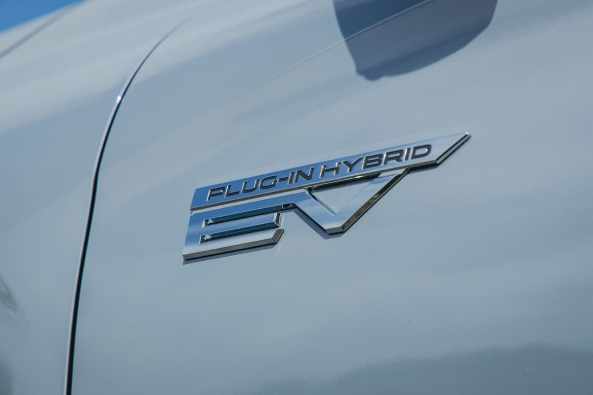 三菱 アウトランダーPHEV：プラグインハイブリッドの証であるエンブレムが装着される