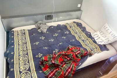 スパのメディアセンターのテレビコメンテーター用の空ブースでベッドを用意している人も