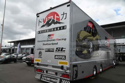 現地TOYOTA GAZOO RACINGドリフトチームのトランスポーターがドリフト力をメッセージ
