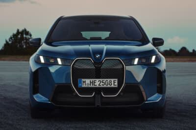 BMW iX:暗闇でも存在感を放つキドニー・グリル・アイコニック・グロー