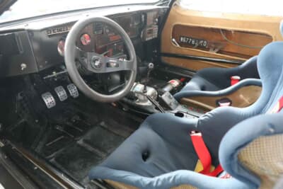 ランチア ラリー:ラリー037のコックピット。ドライバー正面のメーター類は必要最小限だ