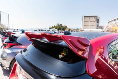 トヨタ GRヤリス:TOM'Sのパッケージカーには専用のリアウイングが装着される