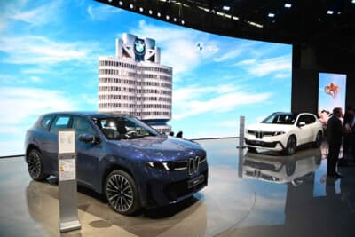BMWブースでは新型iX3に注目が集まっていました