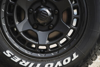 マッドヴァンスXタイプS：カラーはフルマットブラックとフリントグレイの2色。センターオーナメントはヘアライン、マットガンメタの2種類が付属する