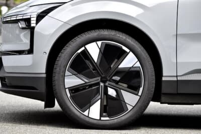 EX30 Ultra Twin Motor Performance:タイヤサイズは245/40R20。シングルモーターのExtended Rangeは245/45R19